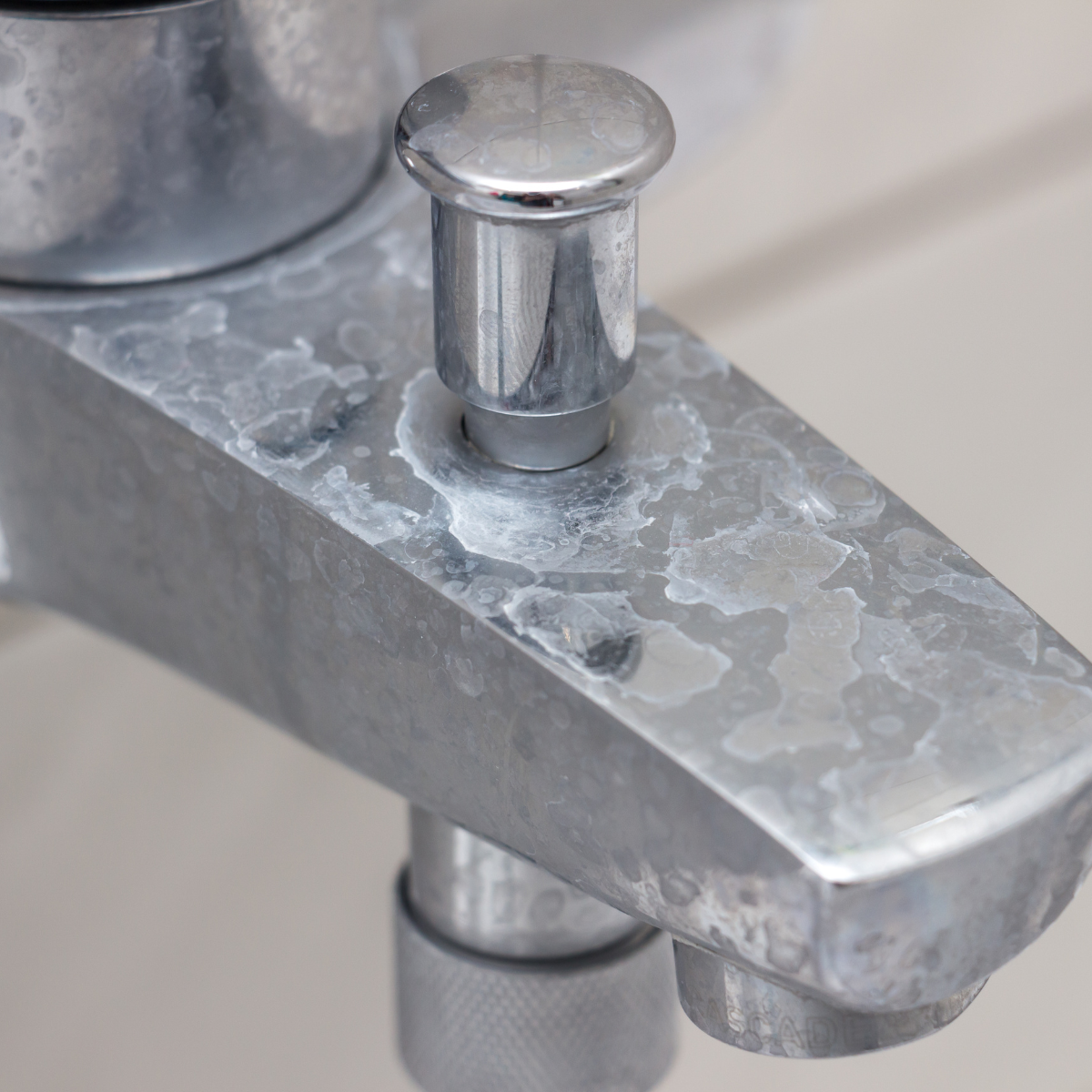 cleaning bathroom fixtures