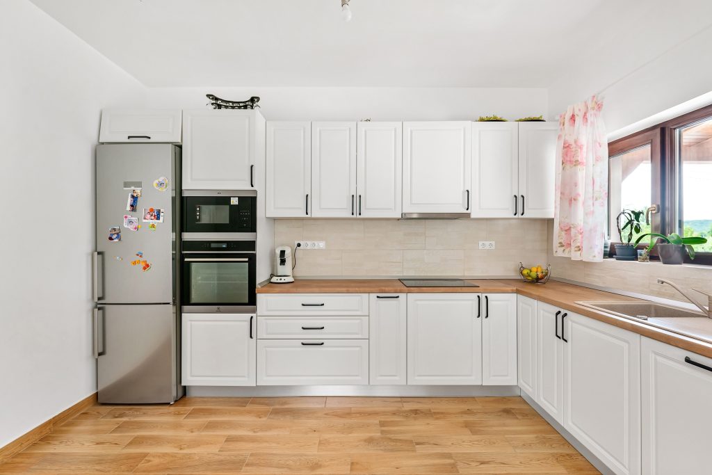 Read more about the article Custom Cabinet Installation in Singapore: Carpentry, Modular or Flat-Pack?